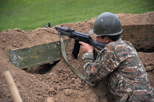 Военнослужащий армии обороны Нагорного Карабаха на первой линии обороны. Апрель 2016 года Военнослужащий армии обороны Нагорного Карабаха на первой линии обороны. Апрель 2016 года