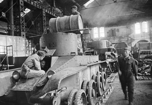 Бригада братьев Зайцевых ремонтирует танки, уходящие на фронт