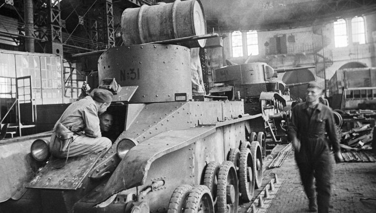 Бригада братьев Зайцевых ремонтирует танки, уходящие на фронт