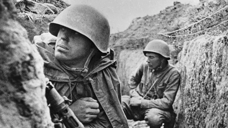 Советские воины 115-й дивизии генерал-майора Конькова Василия Фомича, готовятся к бою на левом берегу Невы Советские воины 115-й дивизии генерал-майора Конькова Василия Фомича, готовятся к бою на левом берегу Невы