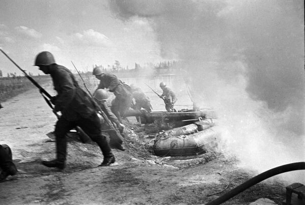 Советские солдаты форсируют водный рубеж. Северо-Западный фронт