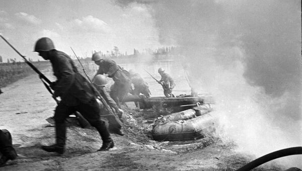 Советские солдаты форсируют водный рубеж. Северо-Западный фронт, архивное фото