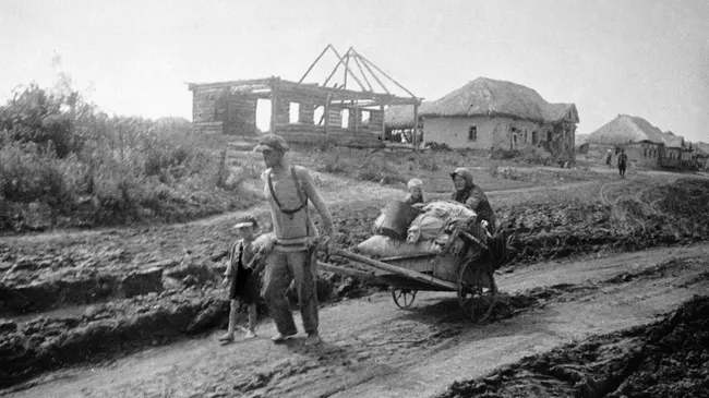Семья уходит из родного дома