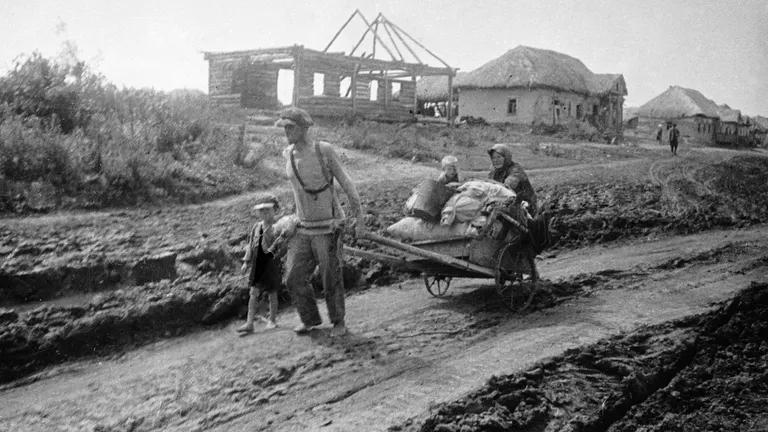 Семья уходит из родного дома Семья уходит из родного дома