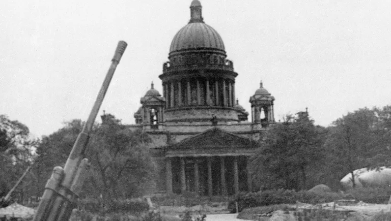 Зенитная батарея у Исаакиевского собора в Ленинграде Зенитная батарея у Исаакиевского собора в Ленинграде