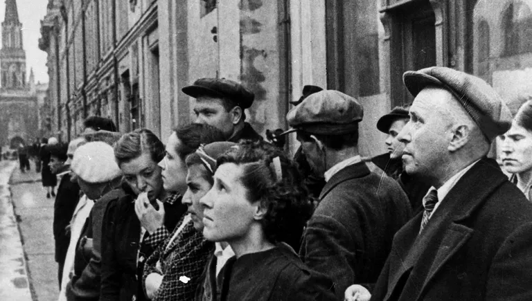 Жители столицы 22 июня 1941 года во время объявления по радио правительственного сообщения о вероломном нападении фашистской Германии на Советский Союз Жители столицы 22 июня 1941 года во время объявления по радио правительственного сообщения о вероломном нападении фашистской Германии на Советский Союз