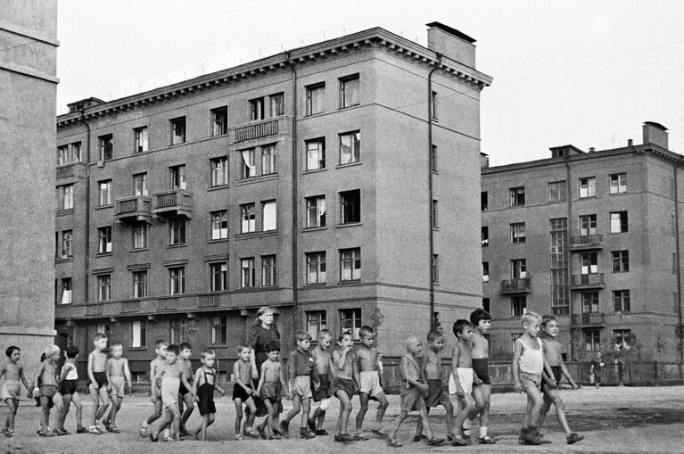 Дети на улицах города. Москва, 23 июня 1941 год