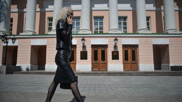 Прохожая у здания Московской городской Думы. Архивное фото
