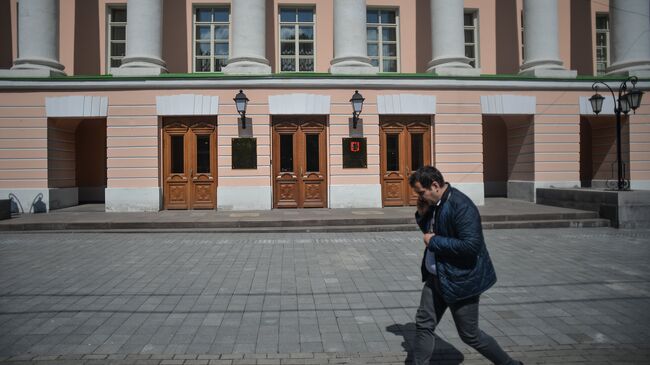 Прохожий у здания Московской городской Думы на Страстном бульваре в Москве