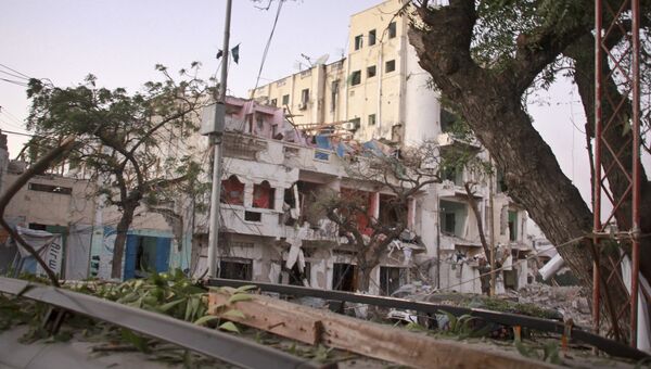 Последствия взрыва в сомалийской столице Могадишо. Архивное фото