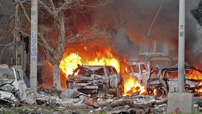 Последствия взрыва в сомалийской столице Могадишо. Архивное фото