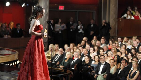 Американская актриса Натали Портман во время церемонии вручения премии Оскар, 2012 год