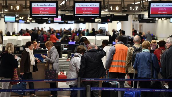 Пассажиры в зоне вылета аэропорта Брюсселя, Бельгия. Архивное фото