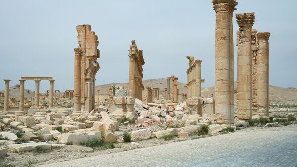 Разрушенная Триумфальная арка в исторической части Пальмиры