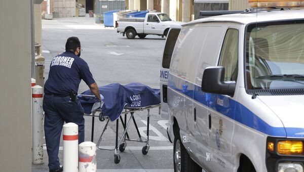 Медики транспортируют тело погибшего во время стрельбы у здания университета в штате Калифорния