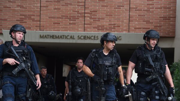 Сотрудники полиции у здания университета в штате Калифорния, США. Архивное фото
