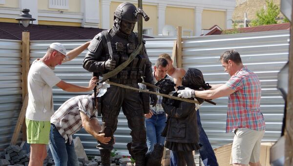 Монтаж памятника Вежливым людям у здания Госсовета Республики Крым в Симферополе