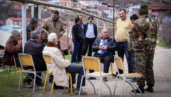 Мужчины в городе Степанакерте Непризнанной Нагорно-Карабахской Республики.