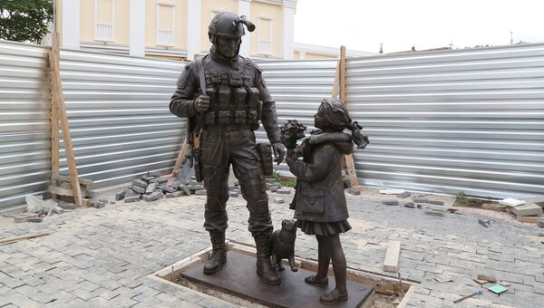 Установка памятника Вежливым людям в Симферополе. Архивное фото