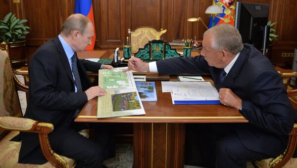 Президент России Владимир Путин и губернатор Новгородской области Сергей Митин во время встречи в Кремле. 2 июня 2016