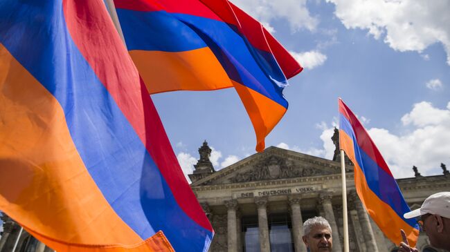 Демонстранты с флагами Армении у здания Бундестага в Берлине Германия. 2 июня 2016