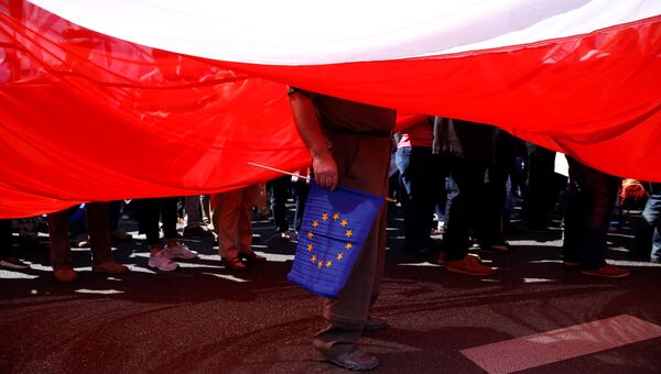 Человек с флагом ЕС на демонстрации в Варшаве
