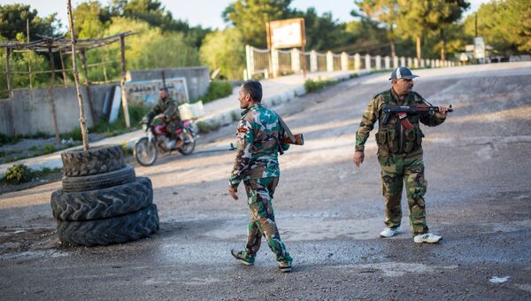 Сирийские военные на блокпосту недалеко от захваченного исламистами города Кесаб на границе с Турцией в провинции Латакия. Архивное фото