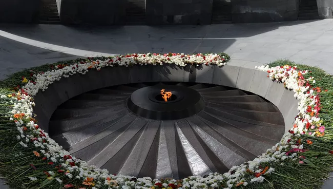 Вечный огонь Мемориала жертв геноцида армян Цицернакаберд. Архивное фото