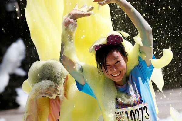 Участники забега в пене Love Foam Run в Тайвани. Май 2016