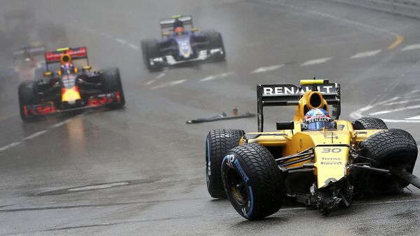 Гоночный автомобиль Джолиона Палмера во время Гран-при Монако. Формула Один