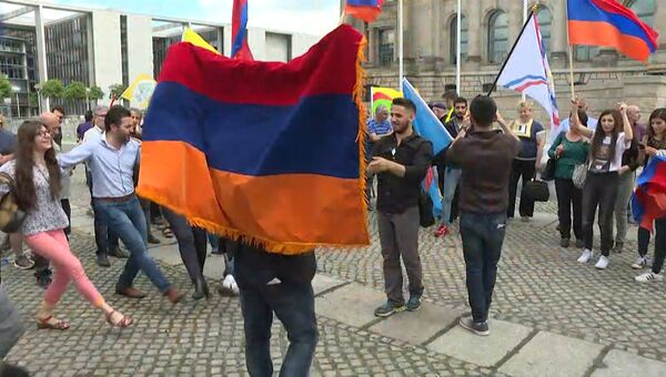 Признание бундестагом геноцида армян: кадры голосования и реакция берлинцев