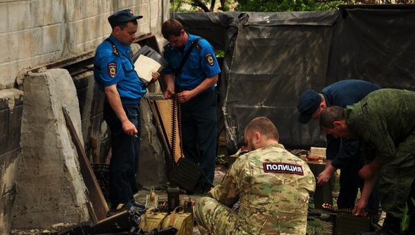 Оружейный схрон, обнаруженный полицейскими ЛНР в заброшенном доме г. Перевальск