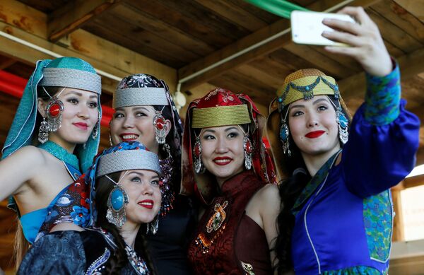 Девушки делают селфи в преддверии праздника Тун Пайрам в Хакасии
