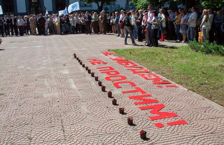 Митинг по погибшим от авиаудара украинских силовиков по Луганской областной администрации.