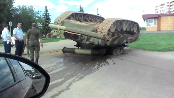 Очевидцы сняли на видео перевернувшийся танк Т-80У в Наро-Фоминске