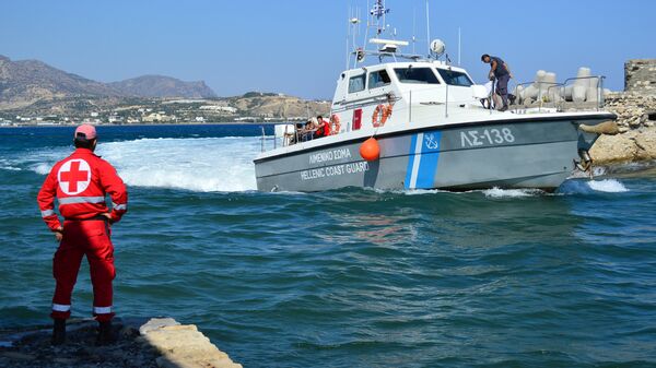 Катер береговой охраны с мигрантами на борту у острова Крит, Греция
