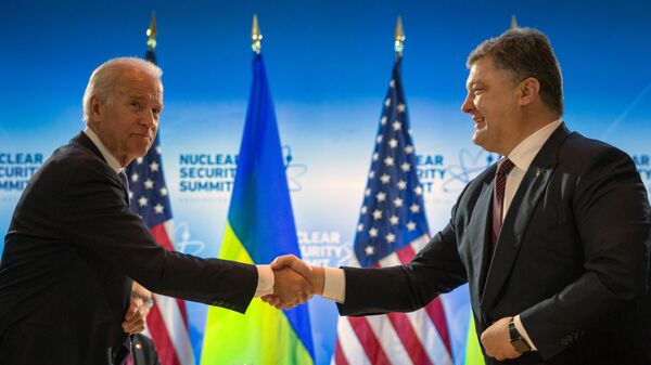 Президент Украины Петр Порошенко и вице-президент США Джозеф Байден во время встречи в Вашингтоне, США. Архивное фото