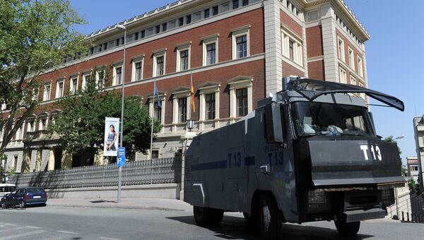 Автомобиль турецкой полиции у здания консульства Германии в Стамбуле. 2 июня 2016. Архивное фото