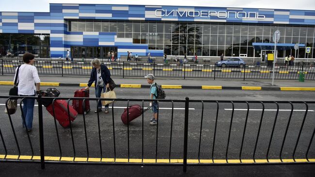 Пассажиры у здания терминала международного аэропорта Симферополь. Архивное фото