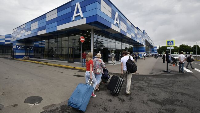 Пассажиры у здания терминала международного аэропорта Симферополь. Архивное фото