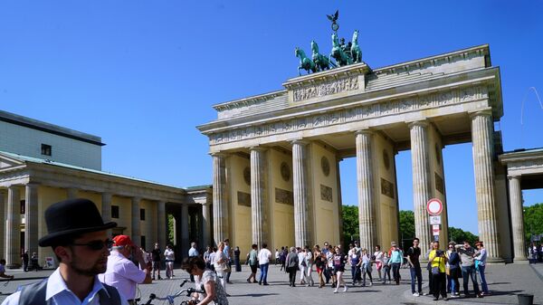 Вид на Бранденбургские ворота с улицы Унтер ден Линден в Берлине