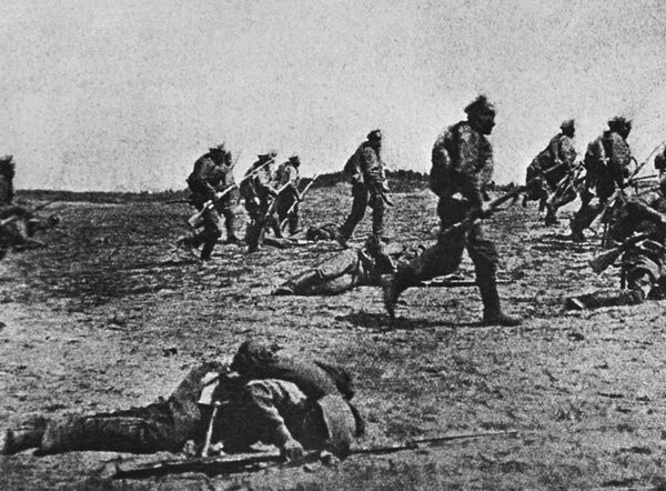 Наступление русских войск на одном из участков Юго-Западного фронта. Июнь 1916 года Наступление русских войск на одном из участков Юго-Западного фронта. Июнь 1916 года