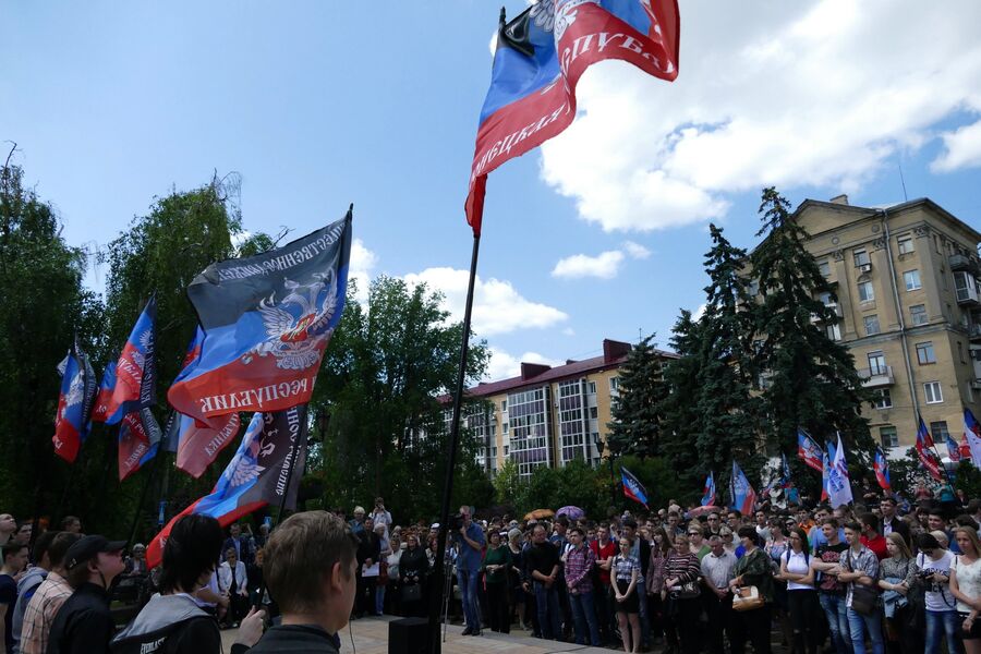 Жители Донецка на митинге против несоблюдения Украиной Минских соглашений