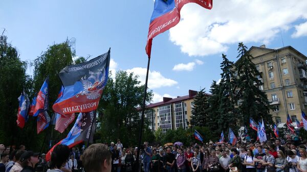 Жители Донецка на митинге против несоблюдения Украиной Минских соглашений