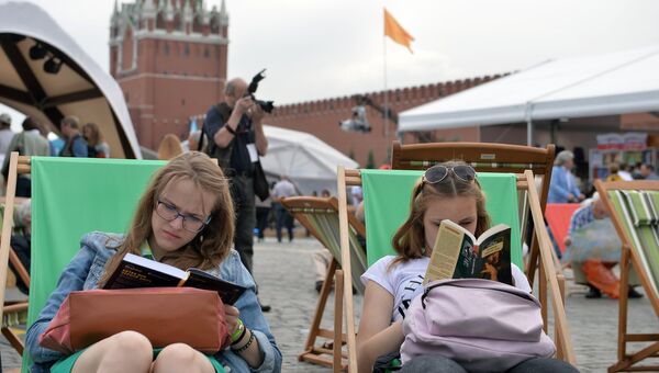 Посетители на книжном фестивале Красная площадь в Москве
