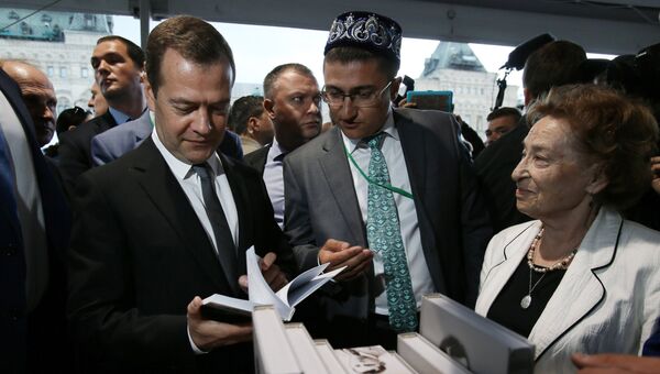 Премьер-министр РФ Дмитрий Медведев во время посещения книжного фестиваля Красная площадь в Москве