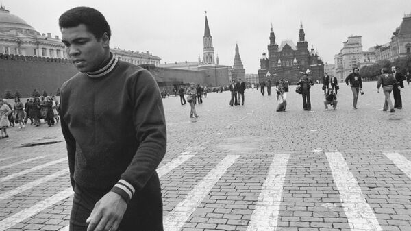 Легендарный американский боксер Мохаммед Али в Москве. Архивное фото