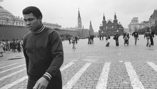 Легендарный американский боксер Мохаммед Али в Москве. Архивное фото