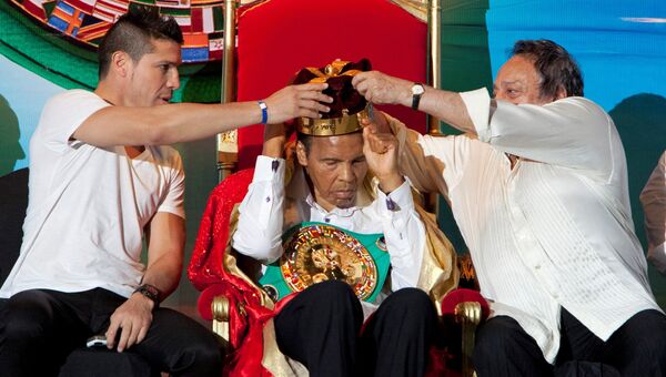 Аргентинский боксер Серхио Мартинез и президент WBC Хосе Сулейман одевают корону на голову Мохаммеда Али