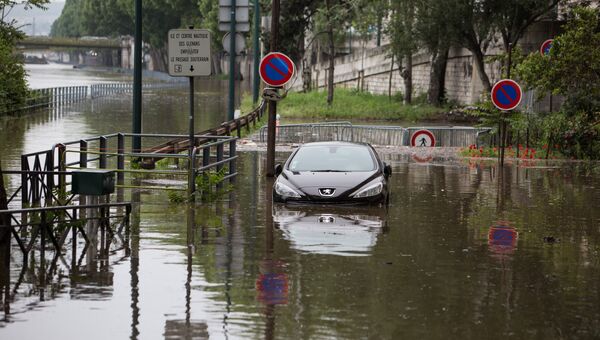 Перекрытые из-за наводнения дороги на набережной реки Сены.